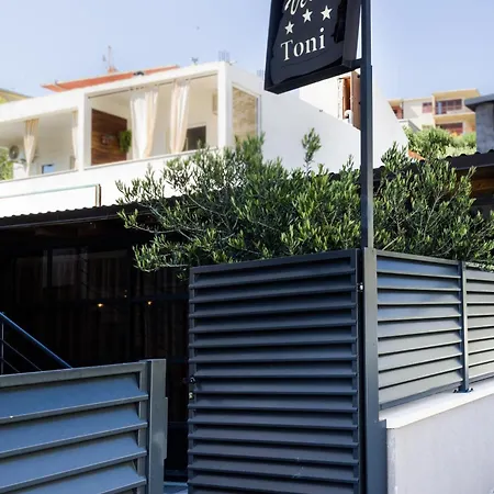 ゲストハウス Toni ドゥギ・ラット